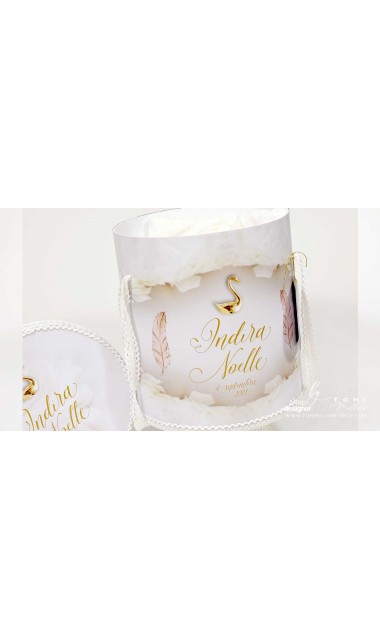 Trusou botez alb cu auriu deosebit de elegant cu lebade gold si broderie customizata Gold Swan 18